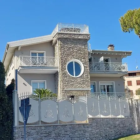 Bed & Breakfast Bellavista Exclusive In Zona Con Piscina -jacuzzi Vista La Colazione Viene Servita In Pasticceria Rinomata Ed Esclusiva Esterna Desenzano del Garda