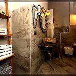 Bellavista Exclusive In Zona Con Piscina Riscaldata-jacuzzi Vista La Colazione Viene Servita In Pasticceria Esclusiva In Centro-vicina Struttura-animali Di Piccola Taglia Ammessi Su Richiesta Desenzano del Garda