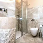 Bellavista Exclusive In Zona Con Piscina Riscaldata-jacuzzi Vista La Colazione Viene Servita In Pasticceria Esclusiva In Centro-vicina Struttura-animali Di Piccola Taglia Ammessi Su Richiesta Bed and breakfast Desenzano del Garda