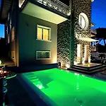 Bellavista Exclusive In Zona Con Piscina Riscaldata-jacuzzi Vista La Colazione Viene Servita In Pasticceria Esclusiva In Centro-vicina Struttura-animali Di Piccola Taglia Ammessi Su Richiesta Bed and breakfast Desenzano del Garda