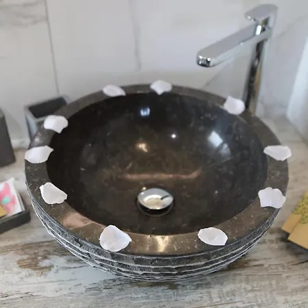 Bellavista Exclusive In Zona Con Piscina -jacuzzi Vista La Colazione Viene Servita In Pasticceria Rinomata Ed Esclusiva Esterna Дезенцано-дель-Гарда