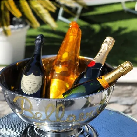 Bellavista Exclusive In Zona Con Piscina -jacuzzi Vista La Colazione Viene Servita In Pasticceria Rinomata Ed Esclusiva Esterna Отель типа 