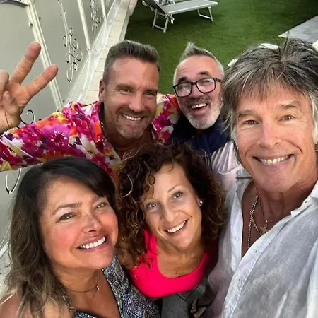 Bellavista Exclusive In Zona Con Piscina -jacuzzi Vista La Colazione Viene Servita In Pasticceria Rinomata Ed Esclusiva Esterna 4* Дезенцано-дель-Гарда