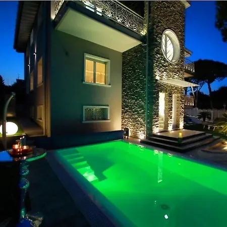 Bellavista Exclusive In Zona Con Piscina -jacuzzi Vista La Colazione Viene Servita In Pasticceria Rinomata Ed Esclusiva Esterna Дезенцано-дель-Гарда