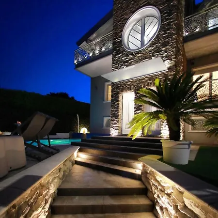 Bellavista Exclusive In Zona Con Piscina -jacuzzi Vista La Colazione Viene Servita In Pasticceria Rinomata Ed Esclusiva Esterna