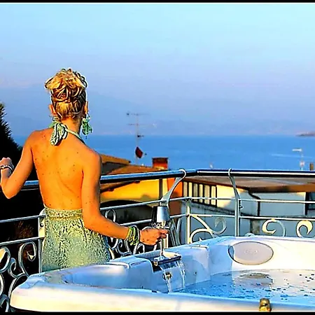 Bellavista Exclusive In Zona Con Piscina Riscaldata-jacuzzi Vista La Colazione Viene Servita In Pasticceria Esclusiva In Centro-vicina Struttura-animali Di Piccola Taglia Ammessi Su Richiesta Bed and breakfast Desenzano del Garda