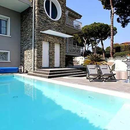 Bellavista Exclusive In Zona Con Piscina Riscaldata-jacuzzi Vista La Colazione Viene Servita In Pasticceria Esclusiva In Centro-vicina Struttura-animali Di Piccola Taglia Ammessi Su Richiesta Bed and breakfast Desenzano del Garda