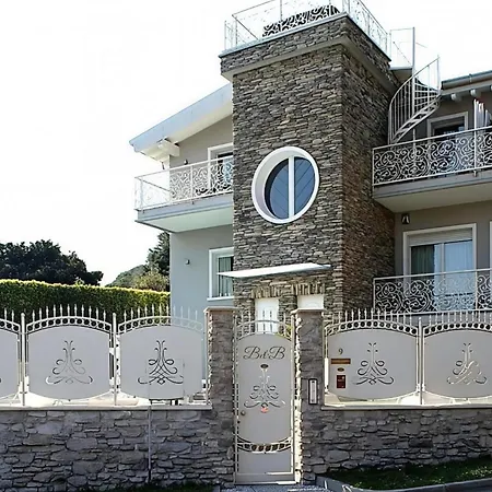 Bellavista Exclusive In Zona Con Piscina Riscaldata-jacuzzi Vista La Colazione Viene Servita In Pasticceria Esclusiva In Centro-vicina Struttura-animali Di Piccola Taglia Ammessi Su Richiesta 4* Desenzano del Garda