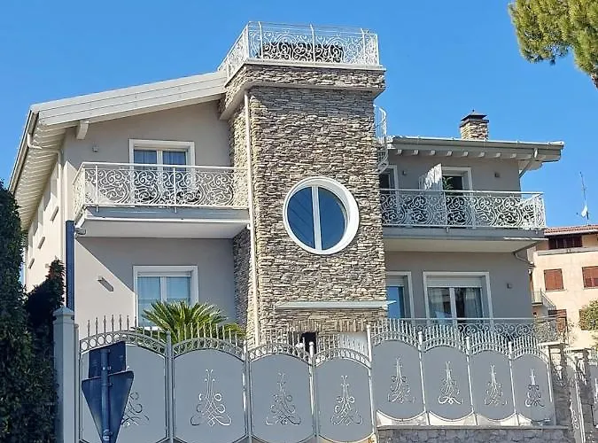 Bed & Breakfast Bellavista Exclusive In Zona Con Piscina Riscaldata-jacuzzi Vista La Colazione Viene Servita In Pasticceria Rinomata Ed Esclusiva Esterna Desenzano del Garda